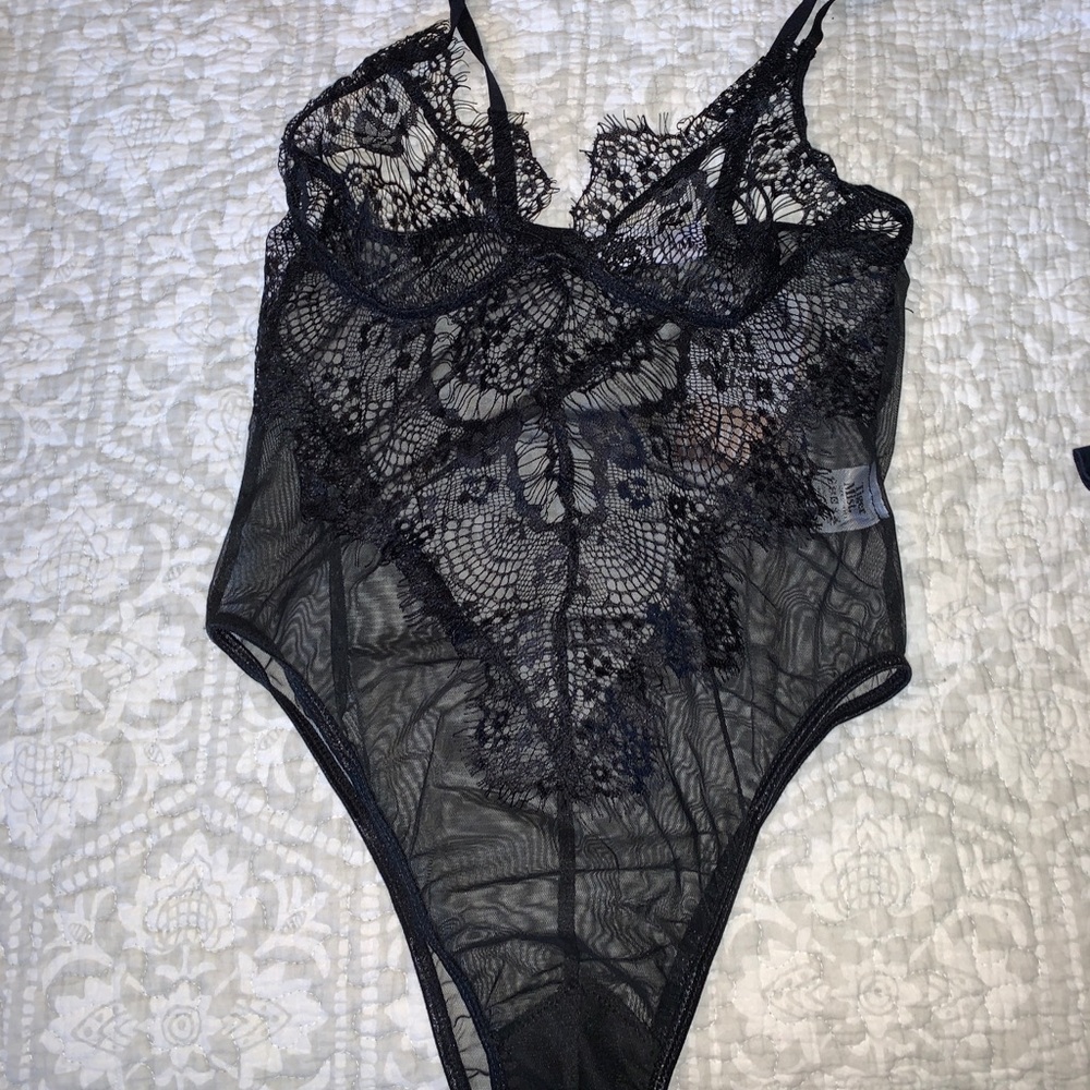 BRAND NEW LACE BODYSUIT